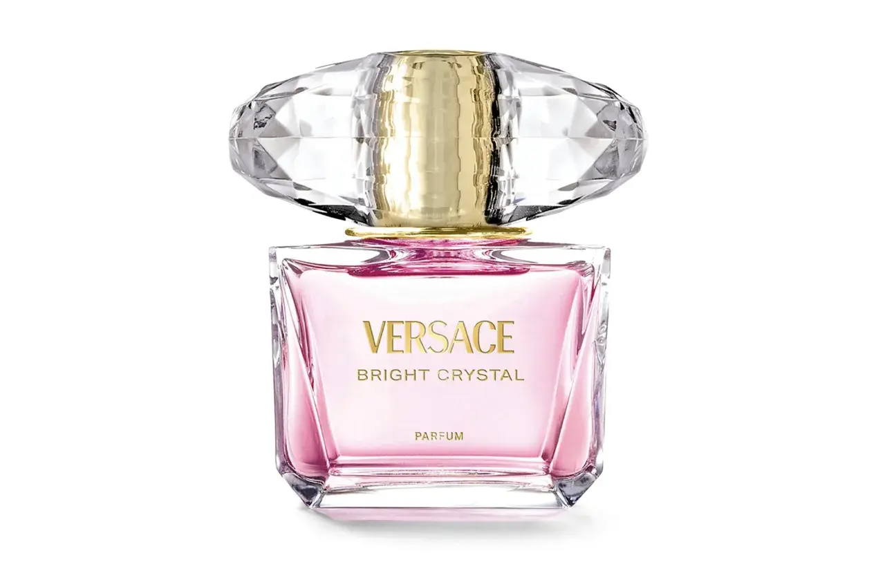 Różowy flakonik perfum Versace Bright Crystal 90ml z kryształową nakrętką i złotymi detalami.