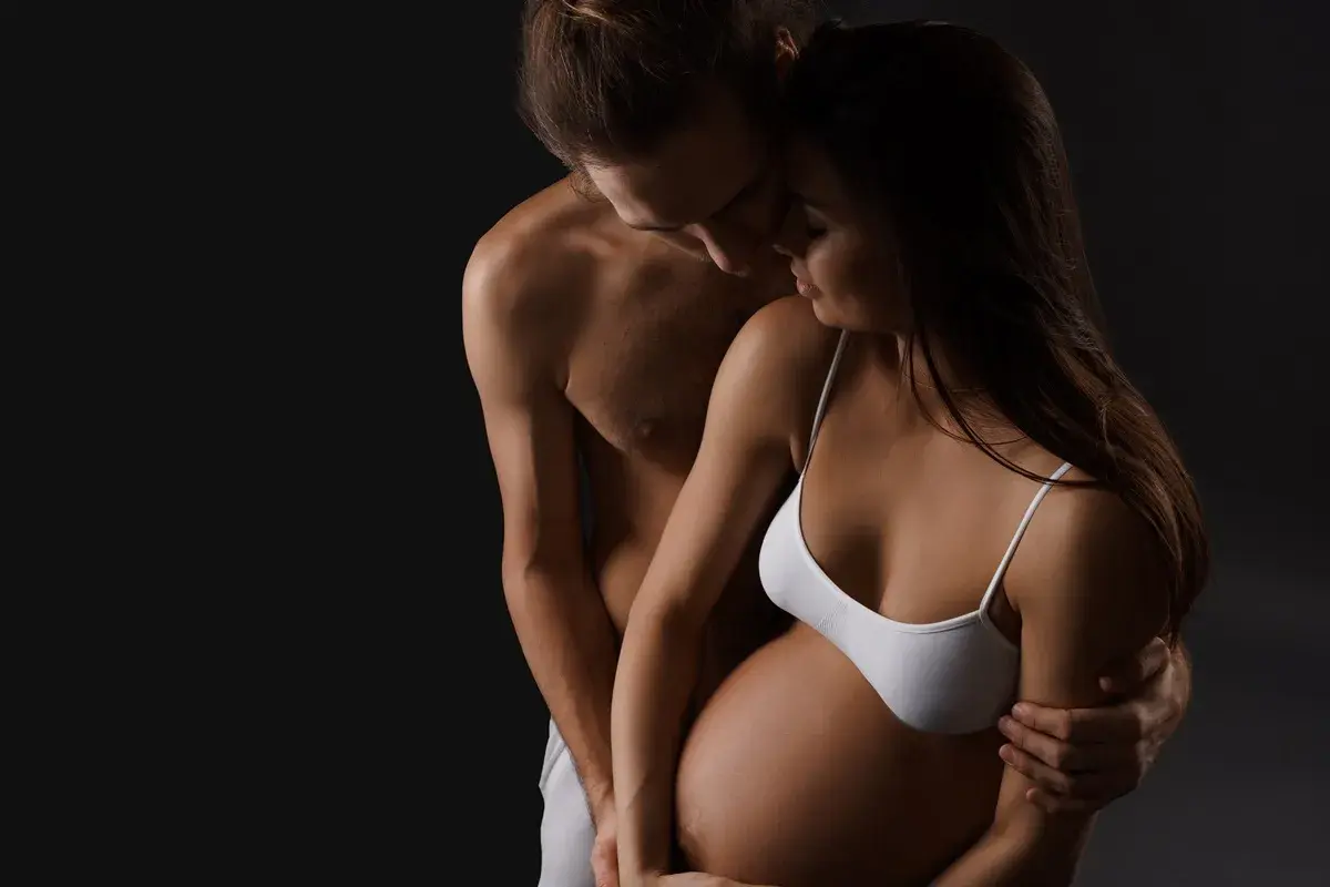 Para, obejmujący brzuch kobiety w ciąży. Czasem pojawia się brak ochoty na seks w ciąży, ale bliskość jest ważna.