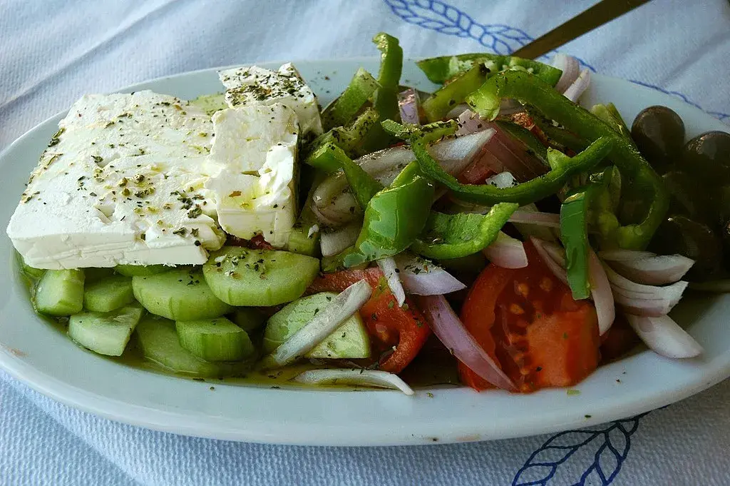 Jaki ser feta do sałatki greckiej: wybierz najlepszy smak i jakość