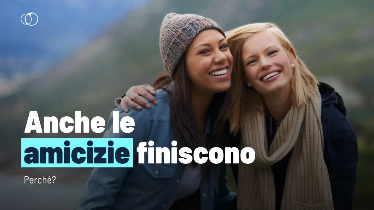 Due amiche sorridono, ma il testo "Anche le amicizie finiscono" suggerisce un addio silenzioso.
