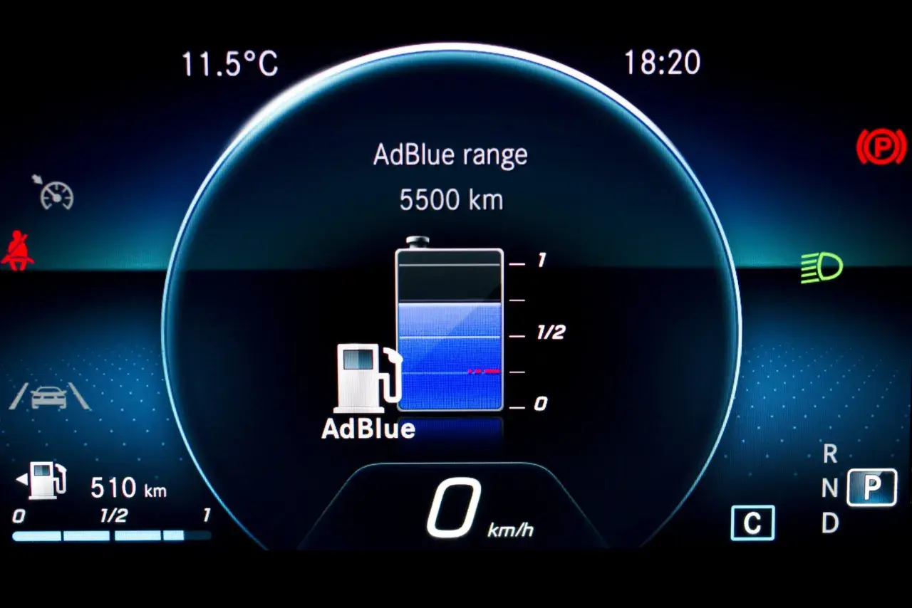Na desce rozdzielczej widać wskaźnik AdBlue, informujący o zasięgu 5500 km. To podpowiedź, adblue co to jest i jak działa.