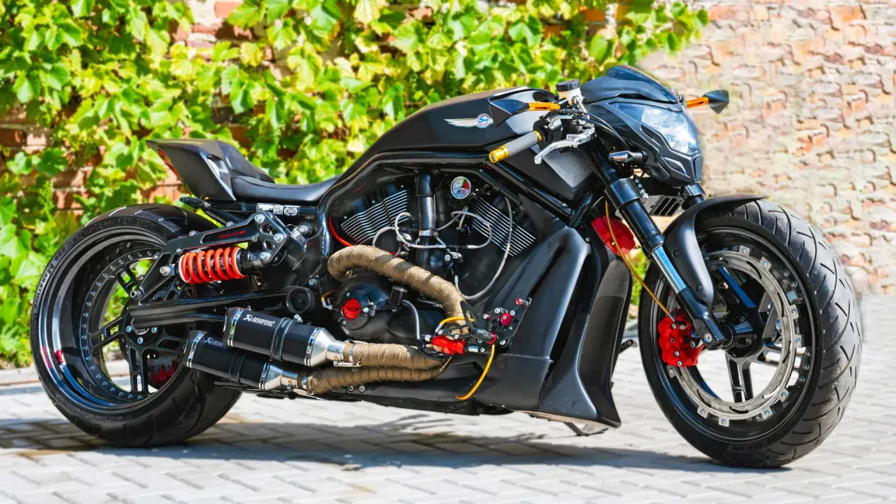 Czarny, sportowy motocykl z pomarańczowymi akcentami i podwójnym wydechem Akrapovič. Ten monowahacz to marzenie każdego fana motoryzacji.