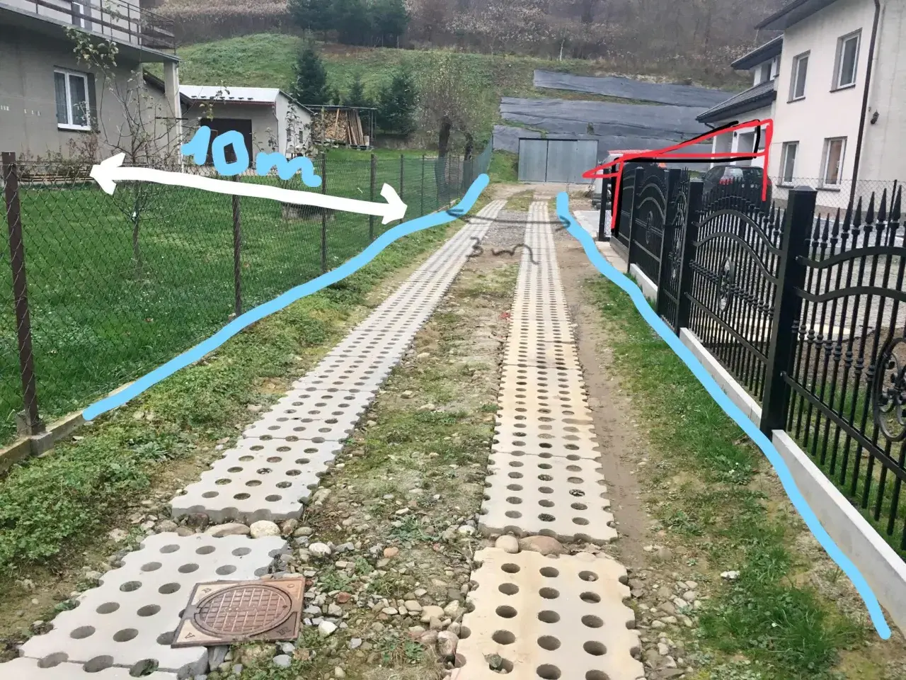 Wyznaczona odległość wiaty od drogi wewnętrznej to 10m. Widać tu dwa pasy z kostki ażurowej prowadzące do posesji.