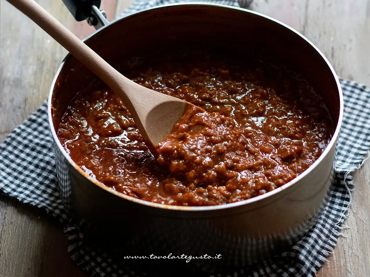 Un pentolino pieno di profumato ragù di carne, pronto per condire la pasta.