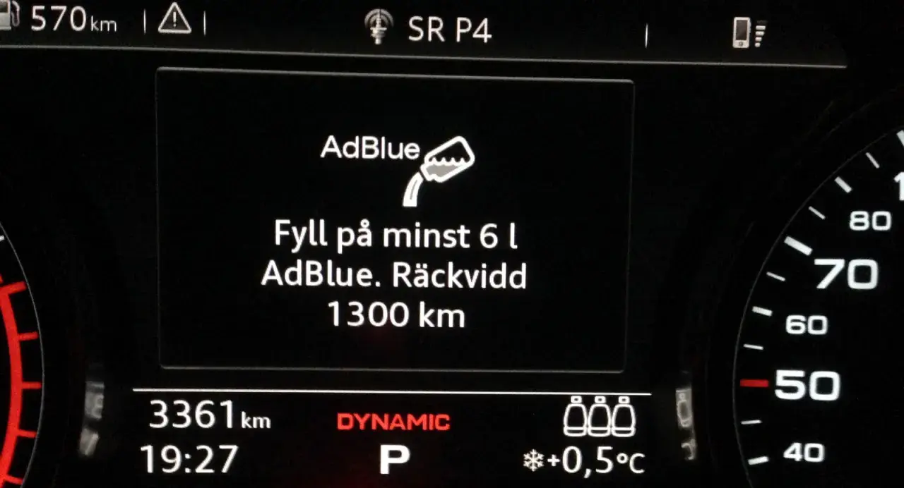 Varning: Fyll på minst 6 liter AdBlue. Räckvidd 1300 km. Dags att fylla på AdBlue!