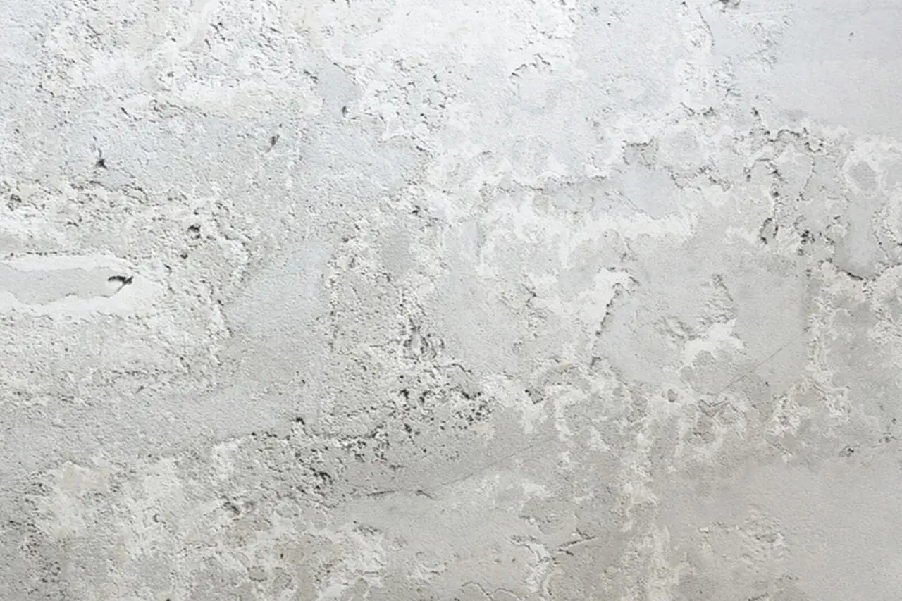 Textura de pared con manchas grises y blancas, como si fueran manchas en pared después de pintar.