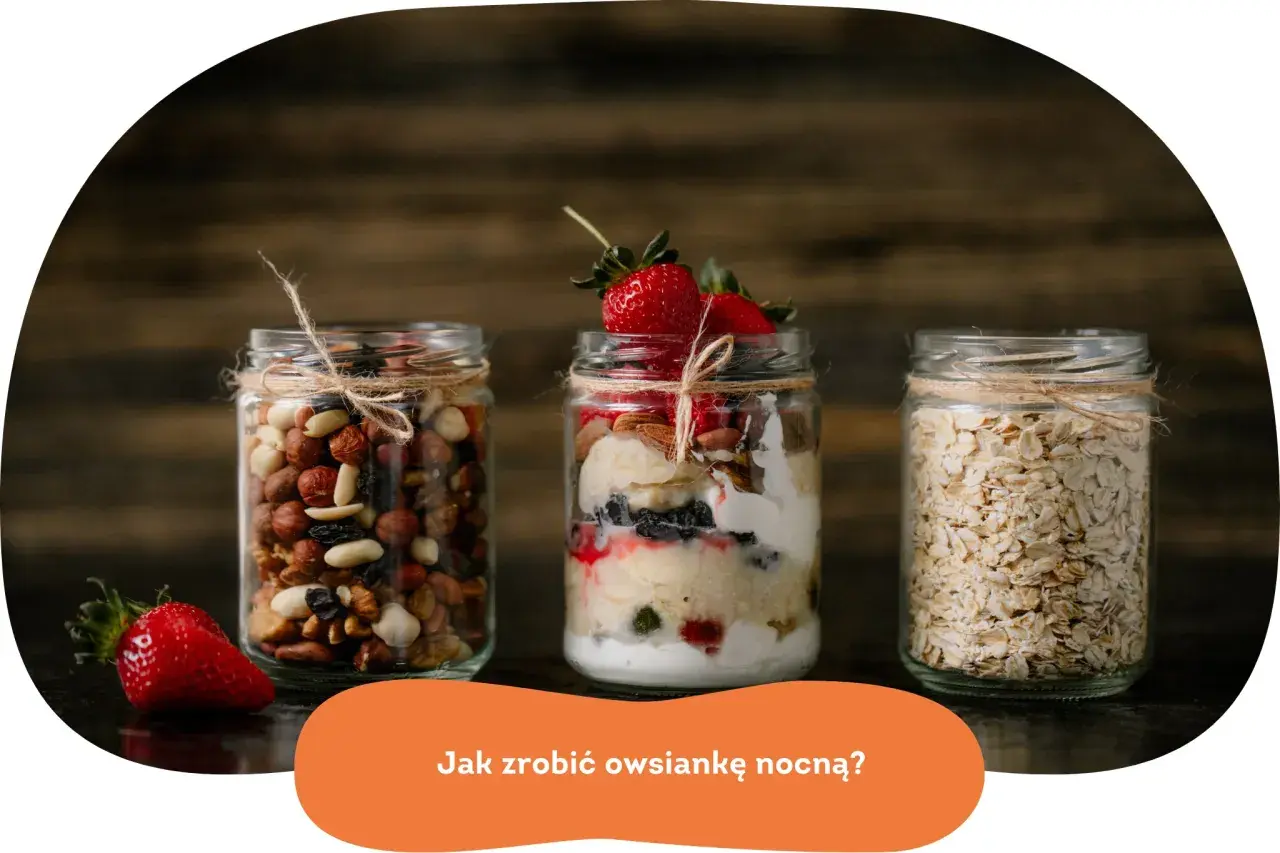 Słoiki z bakaliami, owsianką i gotową nocną owsianką z owocami. Idealne na szybkie śniadanie.