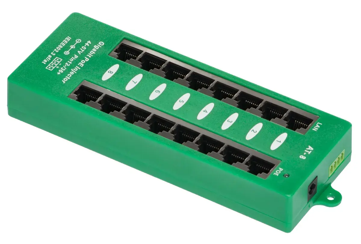 Zielony injector Gigabit PoE AT-8 z 8 portami, umożliwiający power over ethernet.