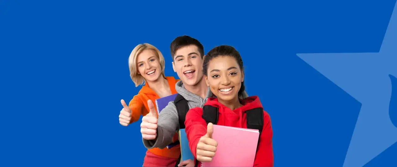 Trójka uśmiechniętych studentów z plecakami i książkami, pokazująca kciuki w górę. To dla nich 55, jaka to ocena, jest sukcesem!