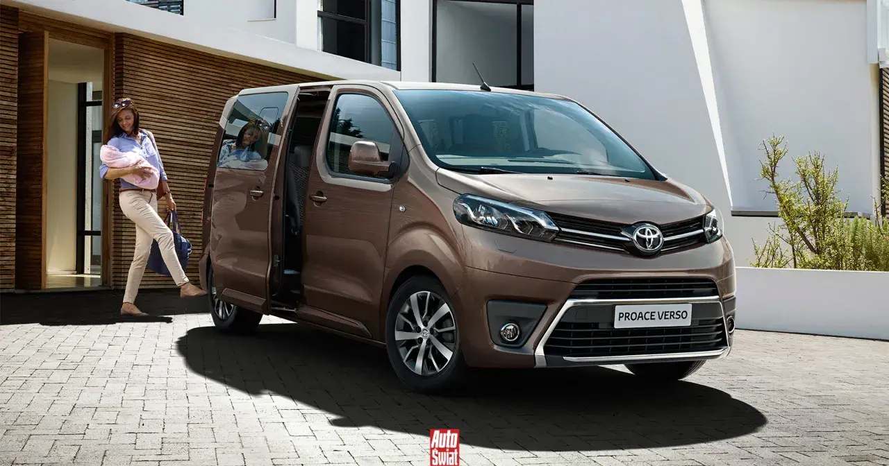 Kobieta z dzieckiem na rękach wsiada do brązowego **toyota van** Proace Verso.