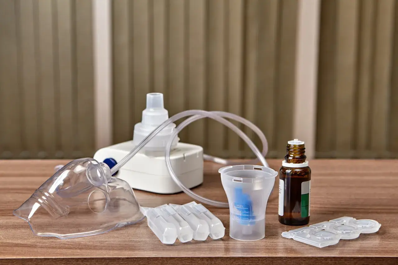 Kit d'inhalation pour aider à comment dégager les bronches du mucus. Masque, nébuliseur, ampoules et flacon de solution saline.