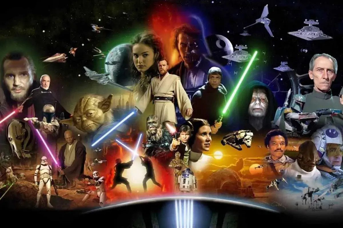 Un collage epico dei personaggi delle **film trilogie** di Star Wars, con spade laser accese e astronavi in un cielo stellato.