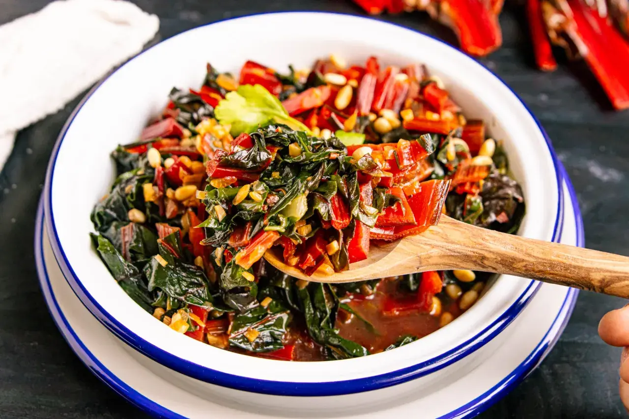 Buntes Mangoldgemüse mit Pinienkernen, eine köstliche Idee für Mangold Rezepte.