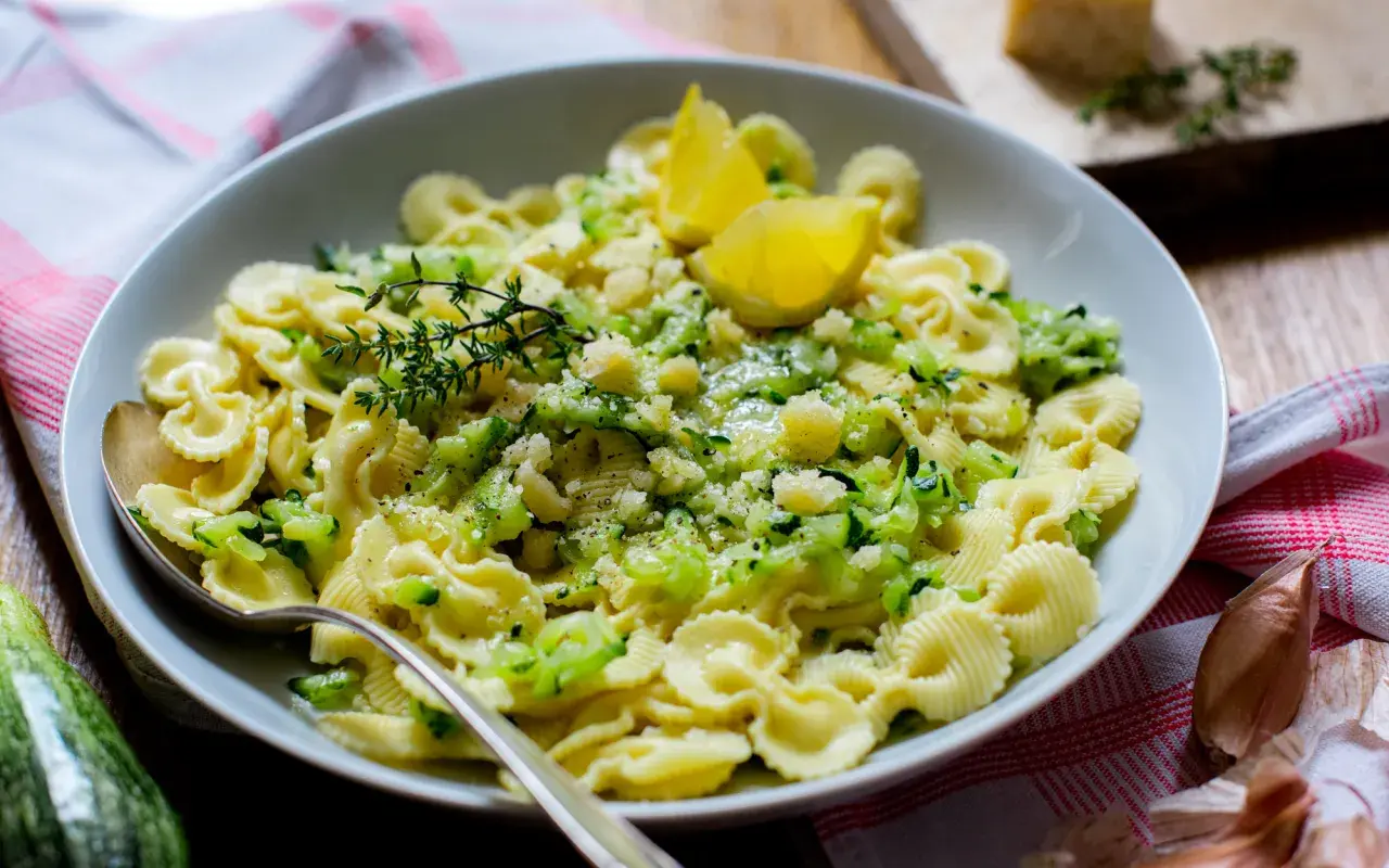 Délicieuses pâtes aux courgettes, une recette italienne simple et savoureuse, garnie de parmesan et de citron.