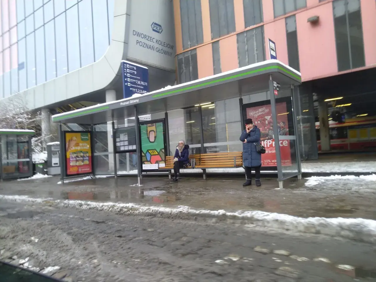 Przystanek przy Dworcu Poznań Główny. Tu dowiesz się, jak dojechać z dworca PKP na lotnisko w Poznaniu.