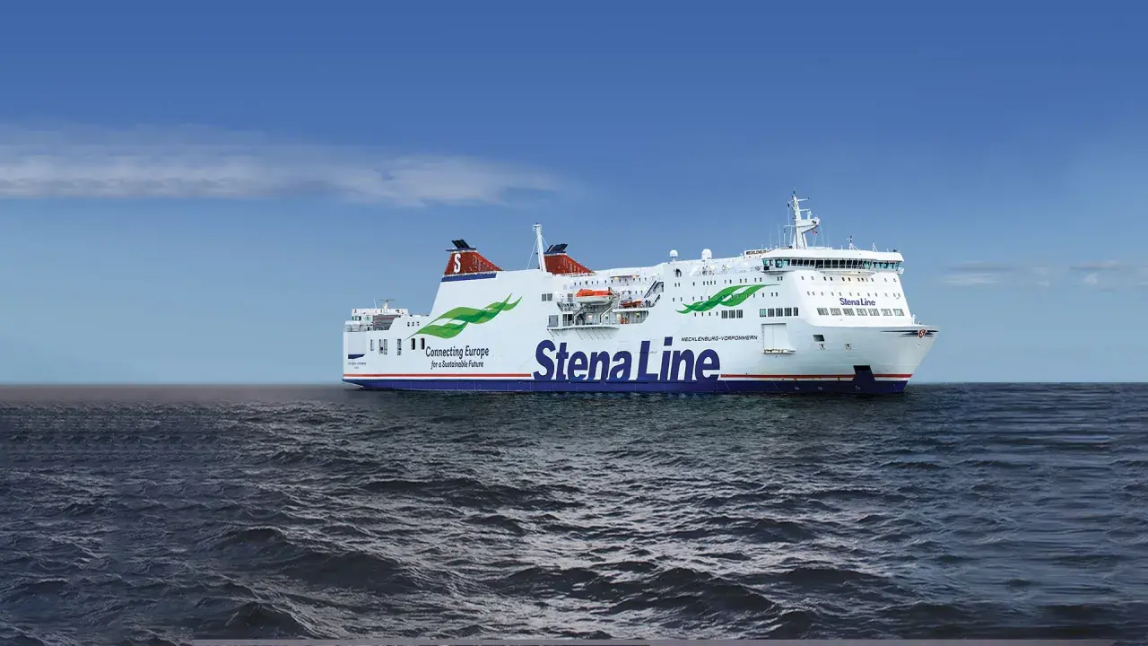 Prom Stena Line na morzu. Jego imponujące wymiary pozwalają na przewóz wielu pasażerów i pojazdów.