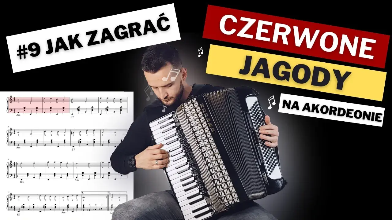 Nuty do "Sto lat" na akordeon. Mężczyzna gra na instrumencie, obok arkusz z zapisem nutowym.