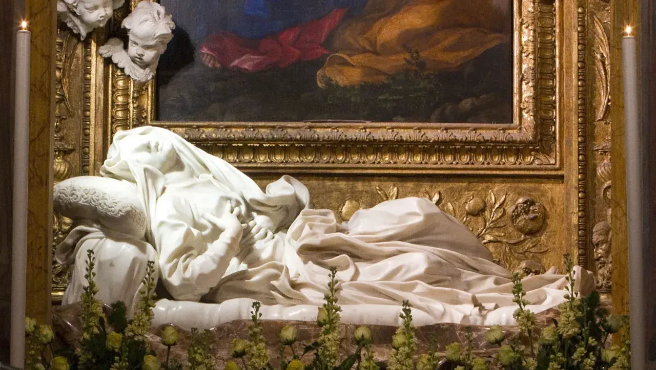 Estasi di Santa Teresa, capolavoro di Bernini in Santa Maria della Vittoria. Angeli e drappeggi in marmo creano un'atmosfera mistica.