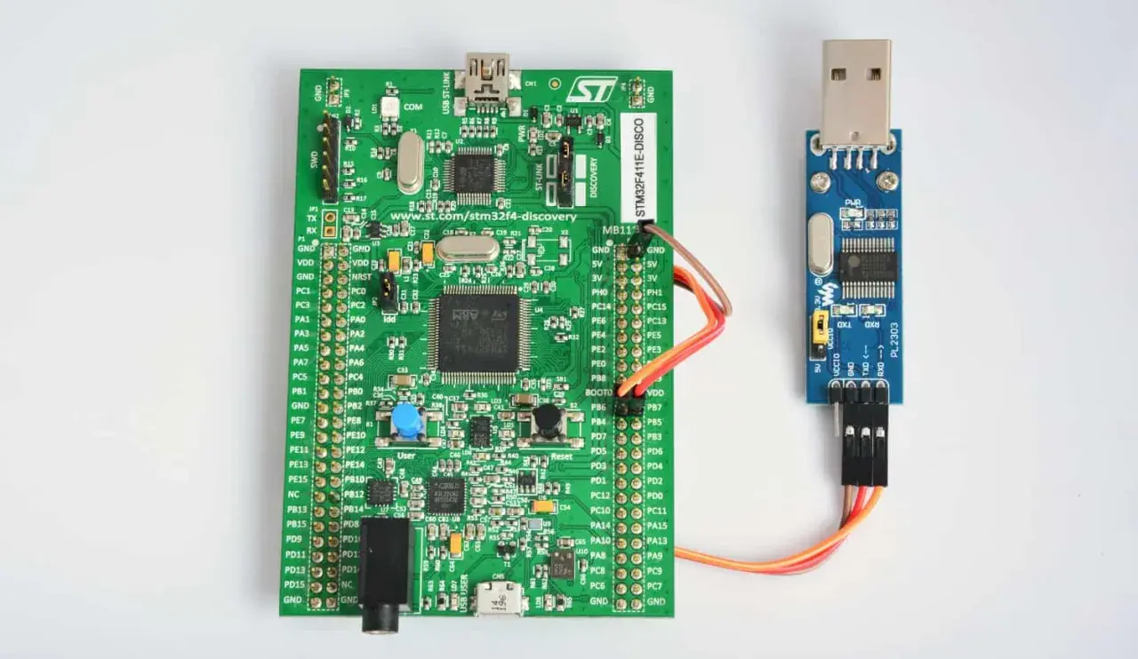 Zestaw deweloperski STM32 z modułem USB-UART (PL2303) do komunikacji szeregowej.