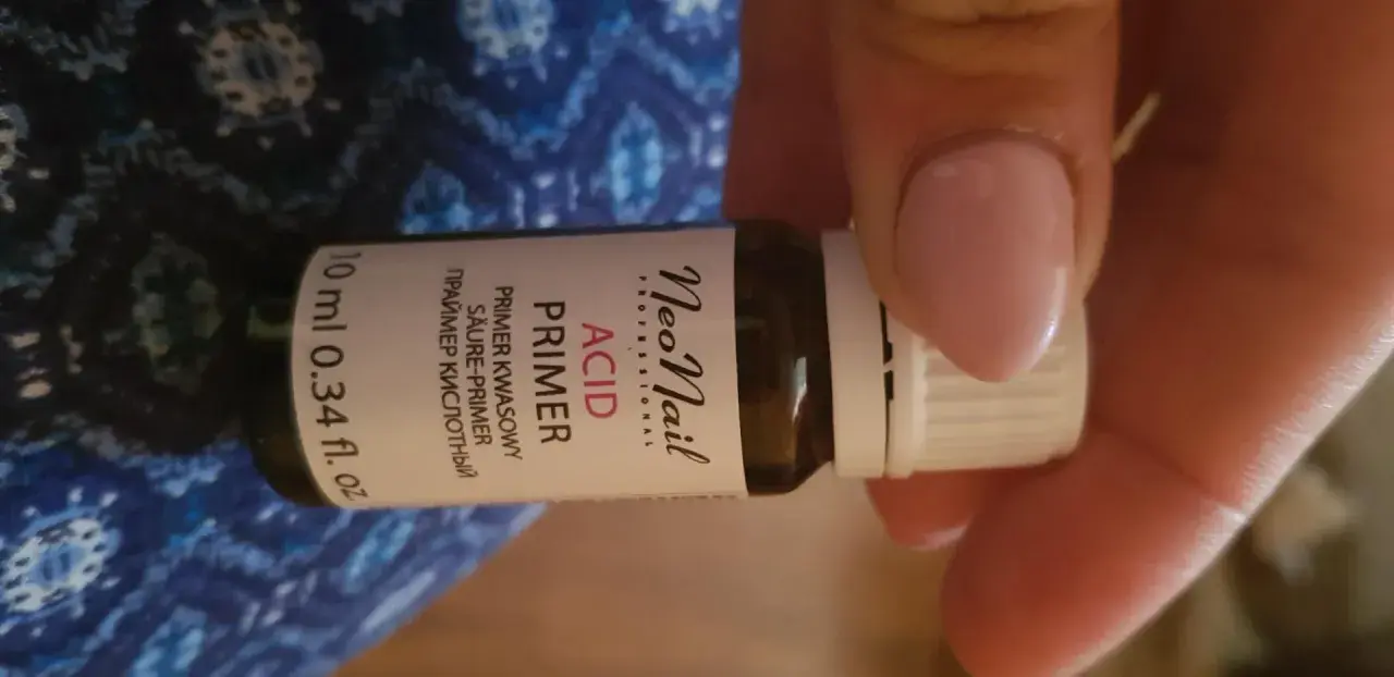 Butelka z kwasowym primerem do paznokci NeoNail Acid Primer.
