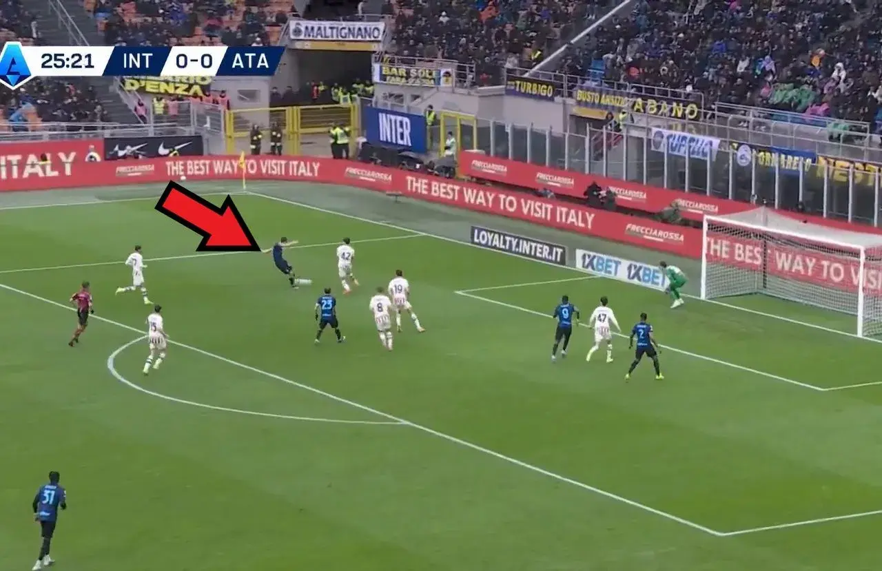 Piłkarz Interu strzela bramkę w meczu Inter Mediolan – Atalanta. Wynik 0-0.