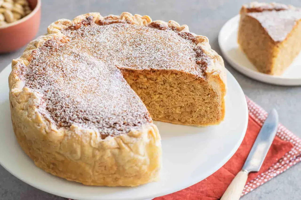 Una fetta di torta russa di Verona, spolverata di zucchero a velo, su un piatto bianco.