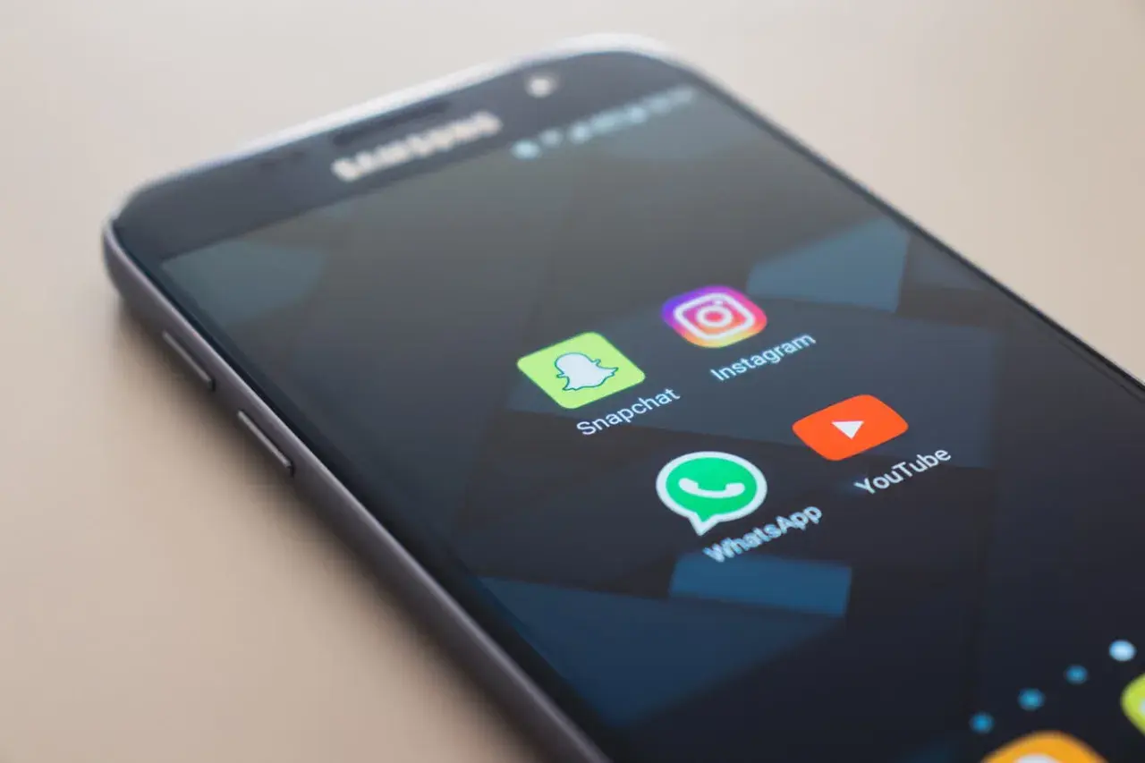 Jak odzyskać WhatsApp na iPhone? Nawet bez kopii zapasowej!