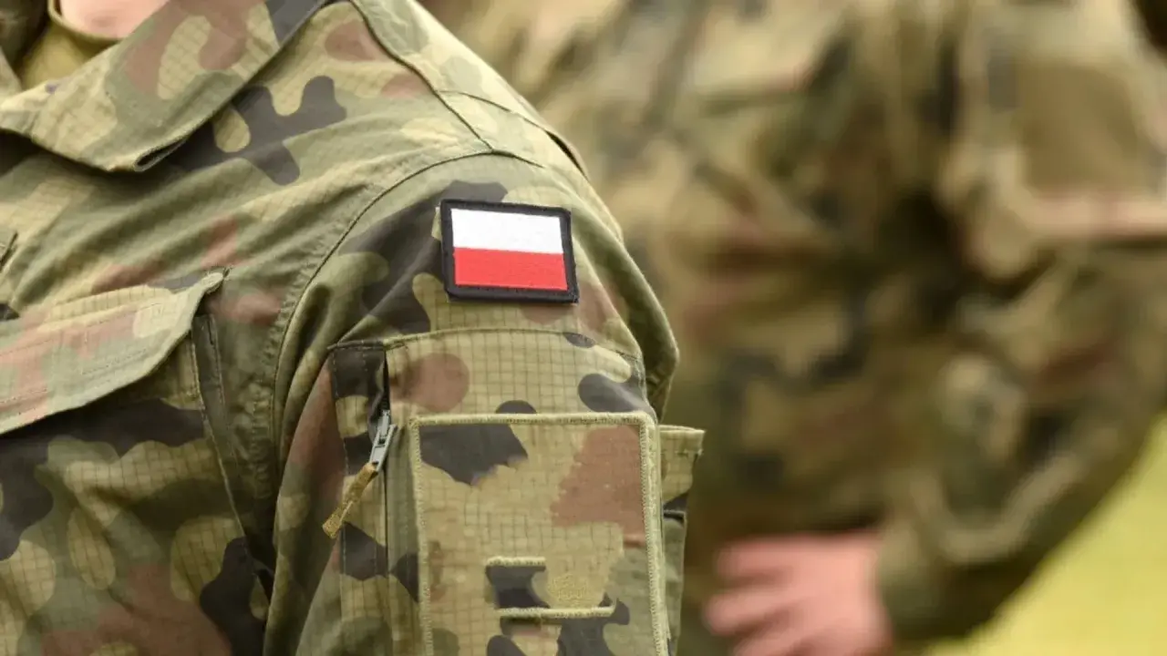 Fragment munduru wojskowego z naszywką z polską flagą. Kategoria: e wojsko.