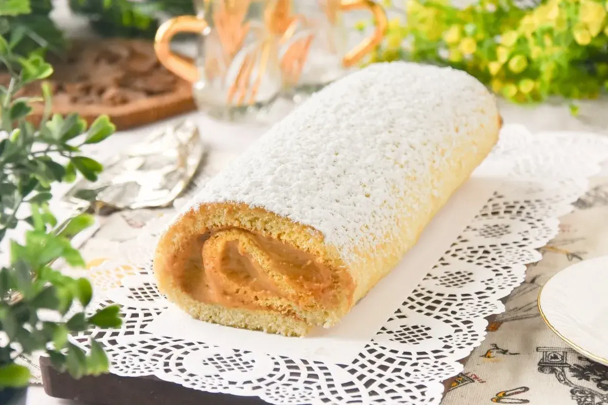 Un delicioso braç de gitano cubierto de azúcar glas, con un relleno cremoso y esponjoso bizcocho.