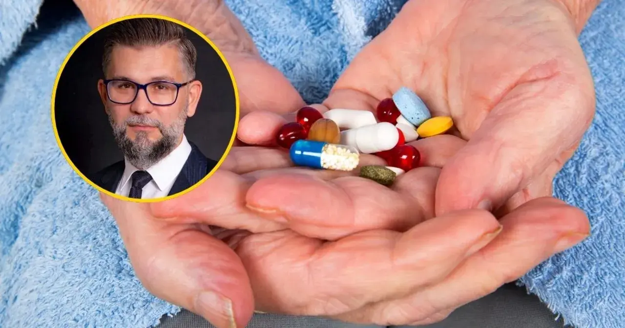 Dłonie starszej osoby trzymają garść pigułek i kapsułek, w tym niebiesko-białą kapsułkę. Obok widać portret mężczyzny w okularach, który może być lekarzem lub farmaceutą, omawiającym np. działanie fosydyny.