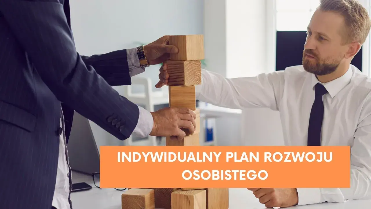 Dwóch mężczyzn buduje wieżę z drewnianych klocków, symbolizującą indywidualny plan rozwoju osobistego.