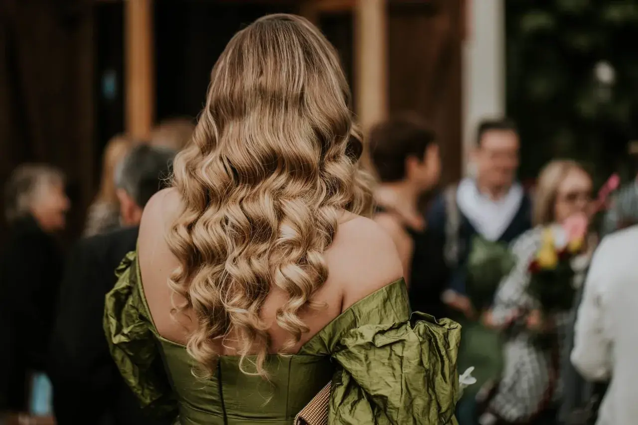 Piękne fale na wesele, podkreślające elegancję sukni.