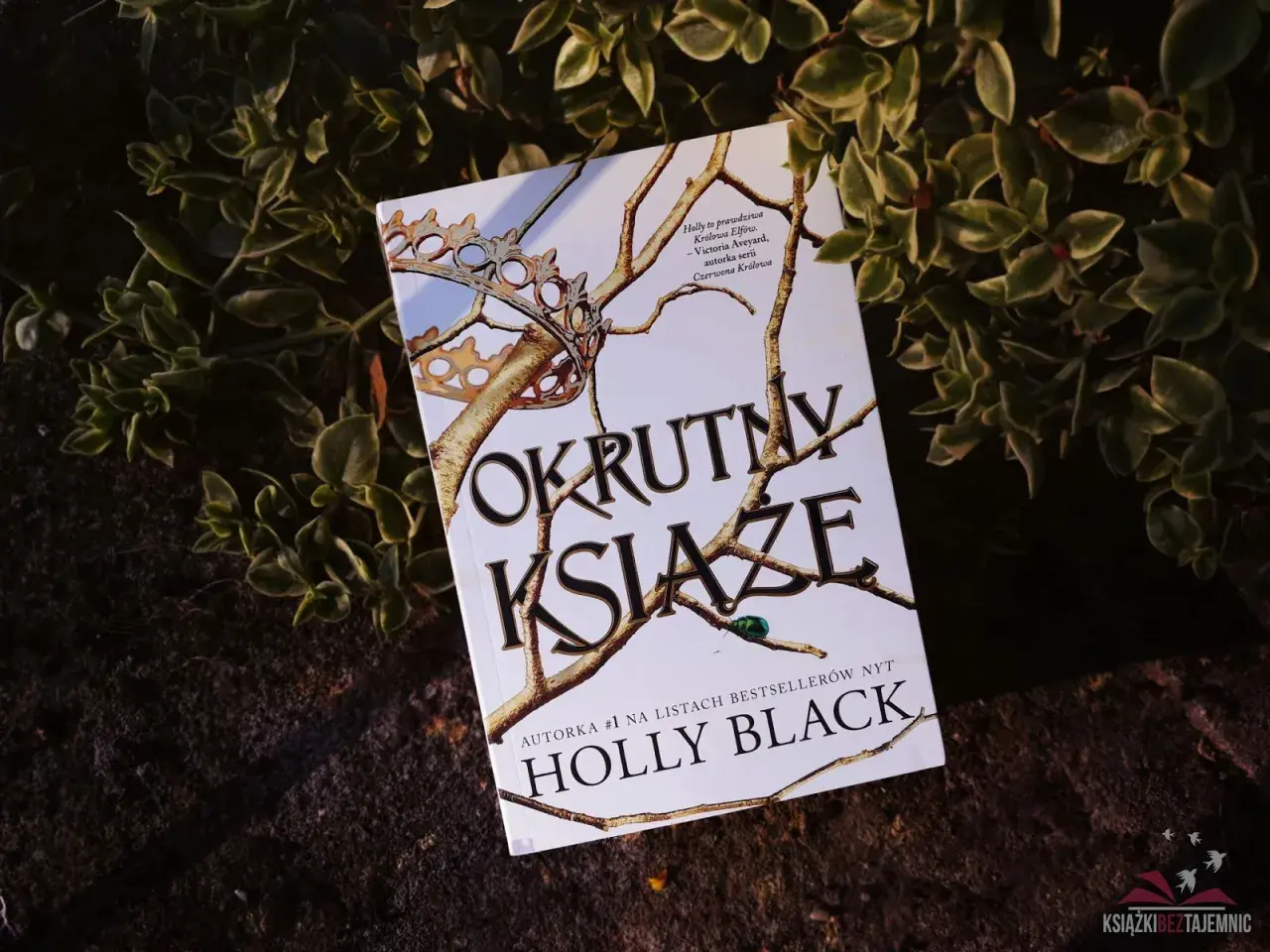 Okładka książki "Okrutny książę" Holly Black, z koroną i gałęziami.