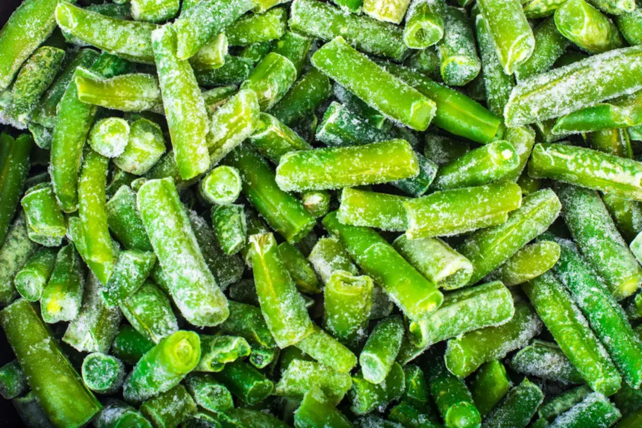Gefrorene grüne Bohnen, bereit zum Kochen. Das Einfrieren von Bohnen ist eine tolle Methode, um sie frisch zu halten.