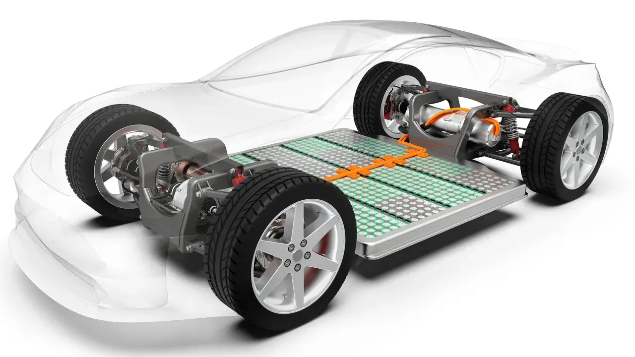 Dettaglio telaio auto elettrica con pacco batterie e sistema di raffreddamento. Il voltaggio batteria auto elettrica è fondamentale per le prestazioni.