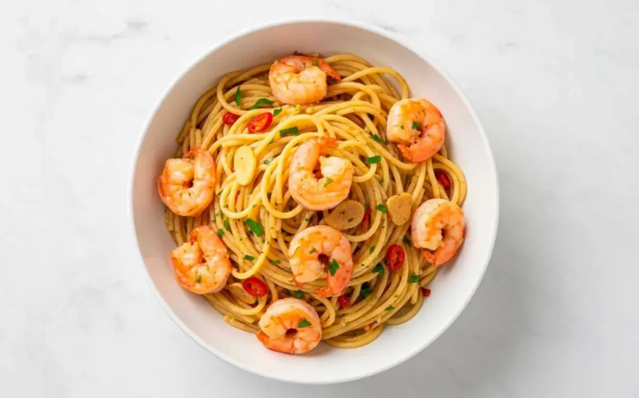 Makaron spaghetti z krewetkami, czosnkiem i chili. Pyszne danie, którego makaron spaghetti kcal po ugotowaniu jest idealny na lekki obiad.