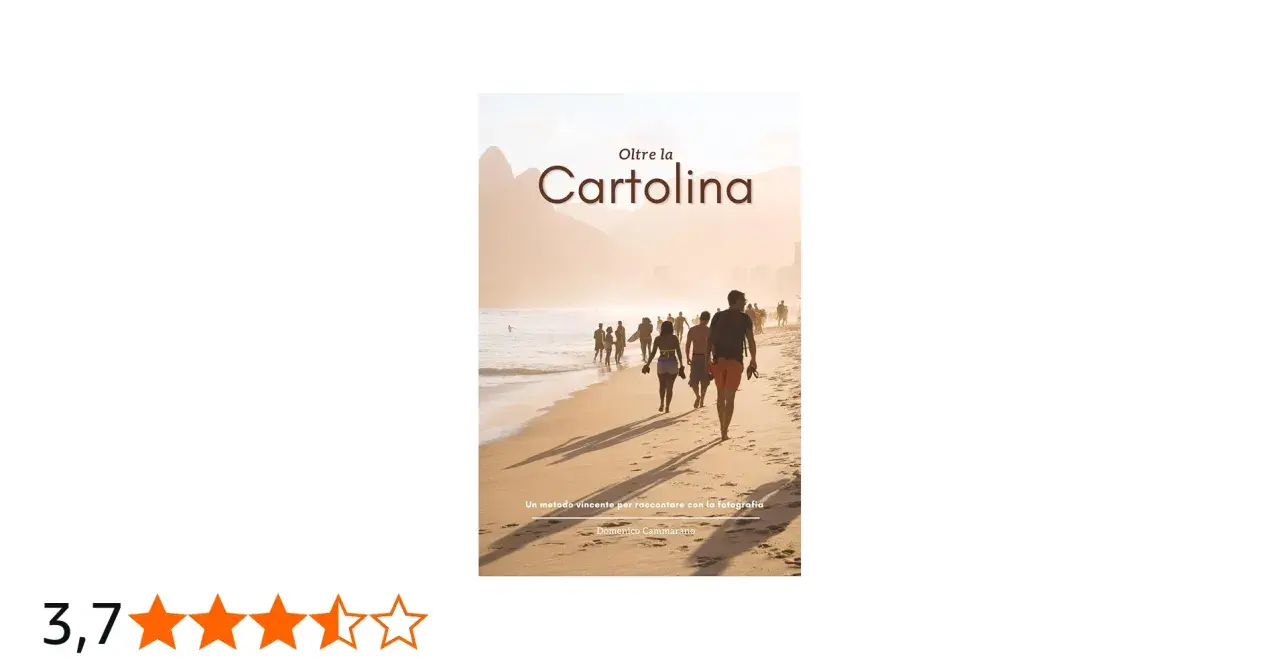 Un gruppo di persone cammina su una spiaggia dorata al tramonto, un'evocativa fotografia di viaggio che cattura l'essenza di un luogo oltre la semplice cartolina.
