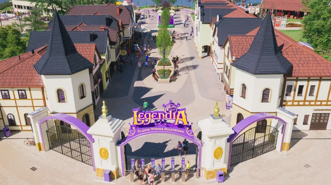 Wejście do Legendii, Śląskiego Wesołego Miasteczka w Chorzowie. Kolorowa brama z napisem zaprasza do zabawy.