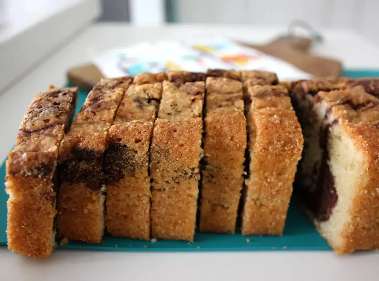 Skivad tigerkaka med chokladmarmorerad smet. Perfekt för ett enkelt tigerkaka recept.