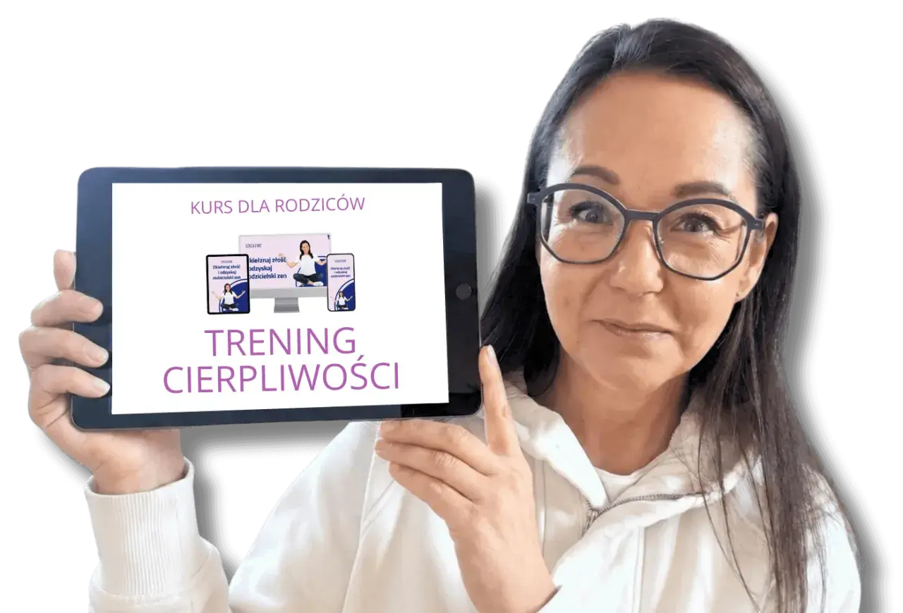 Kobieta prezentuje tablet z kursem "Trening Cierpliwości" dla rodziców. Dowiedz się, jak nauczyć się cierpliwości i odzyskać spokój.