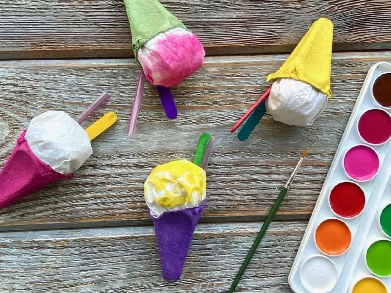 Bunte Eiscreme-Bastelarbeiten für den Sommer, mit Wasserfarben und Pinsel.