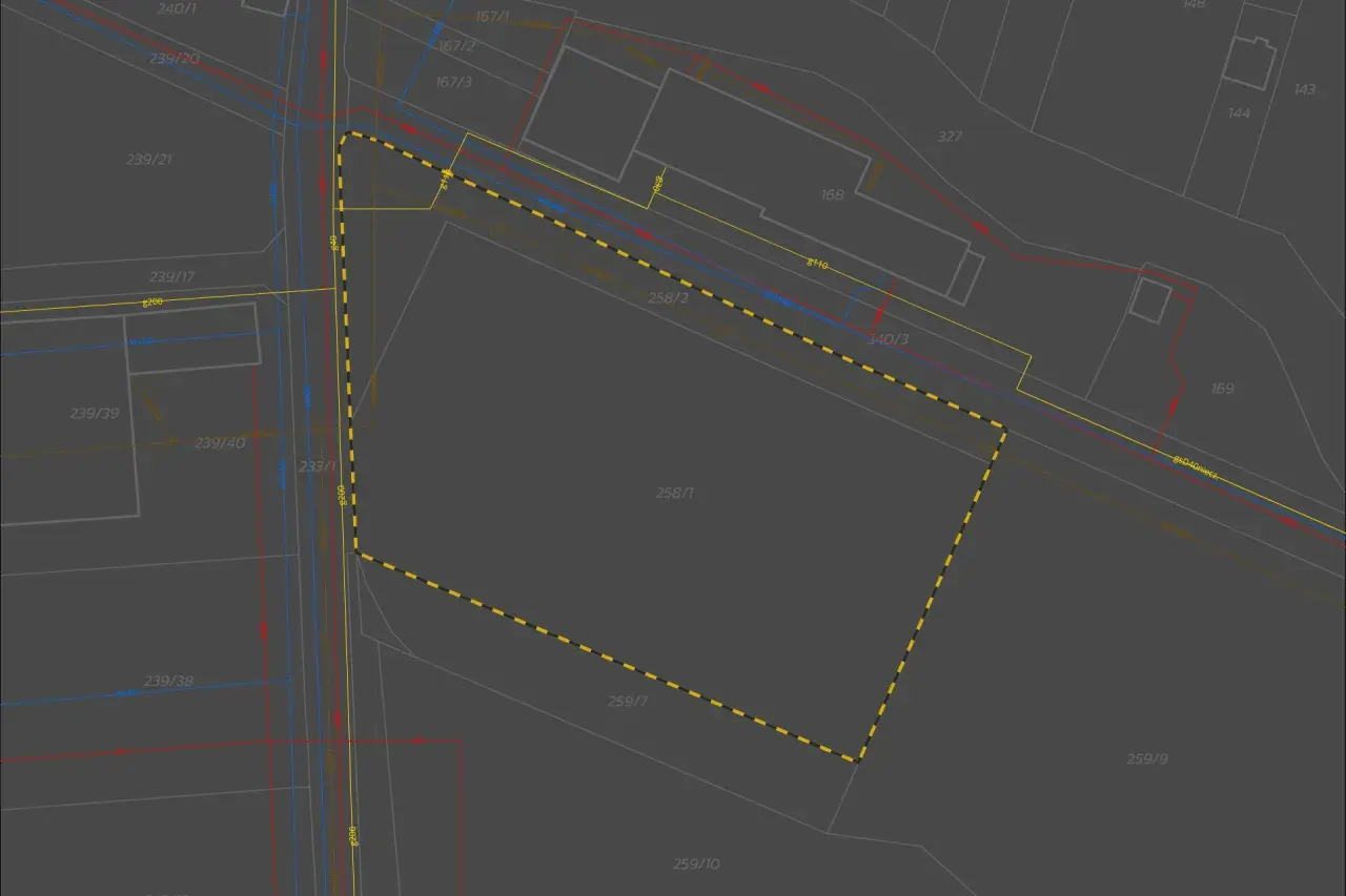 Oznaczenie hydrantu na mapie geodezyjnej, widoczne jako punkt na działce 258/1, z zaznaczonymi przyłączami wodociągowymi.