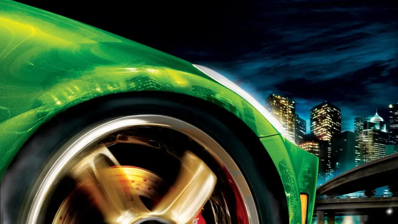 Grüner Sportwagen rast durch die Nacht, Lichter der Stadt spiegeln sich im Lack. Ein Gefühl von NFS Underground 2.