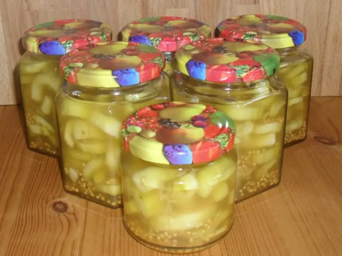 Sechs Gläser mit eingelegten Gurken, bereit für ein leckeres honiggurken rezept.