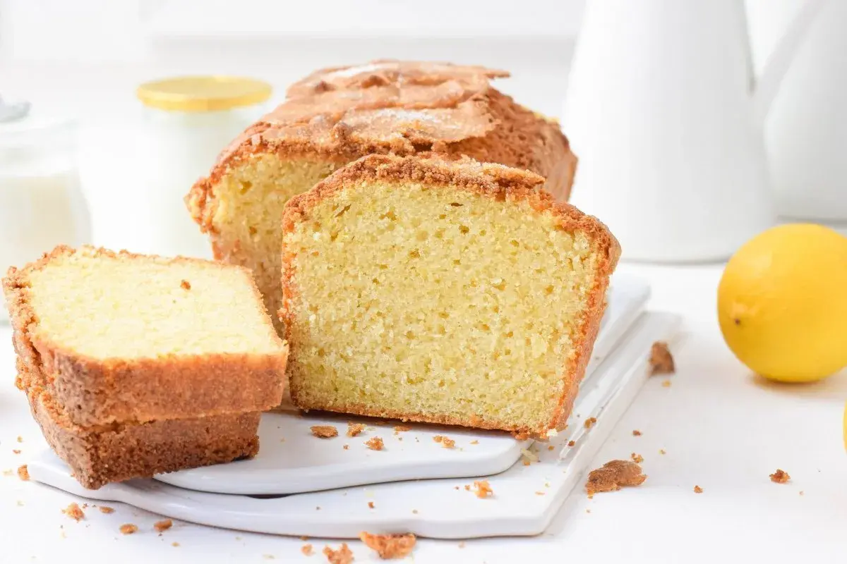 Bizcocho de limón esponjoso, perfecto para tu próxima receta. Con un limón fresco y una jarra de leche al fondo.
