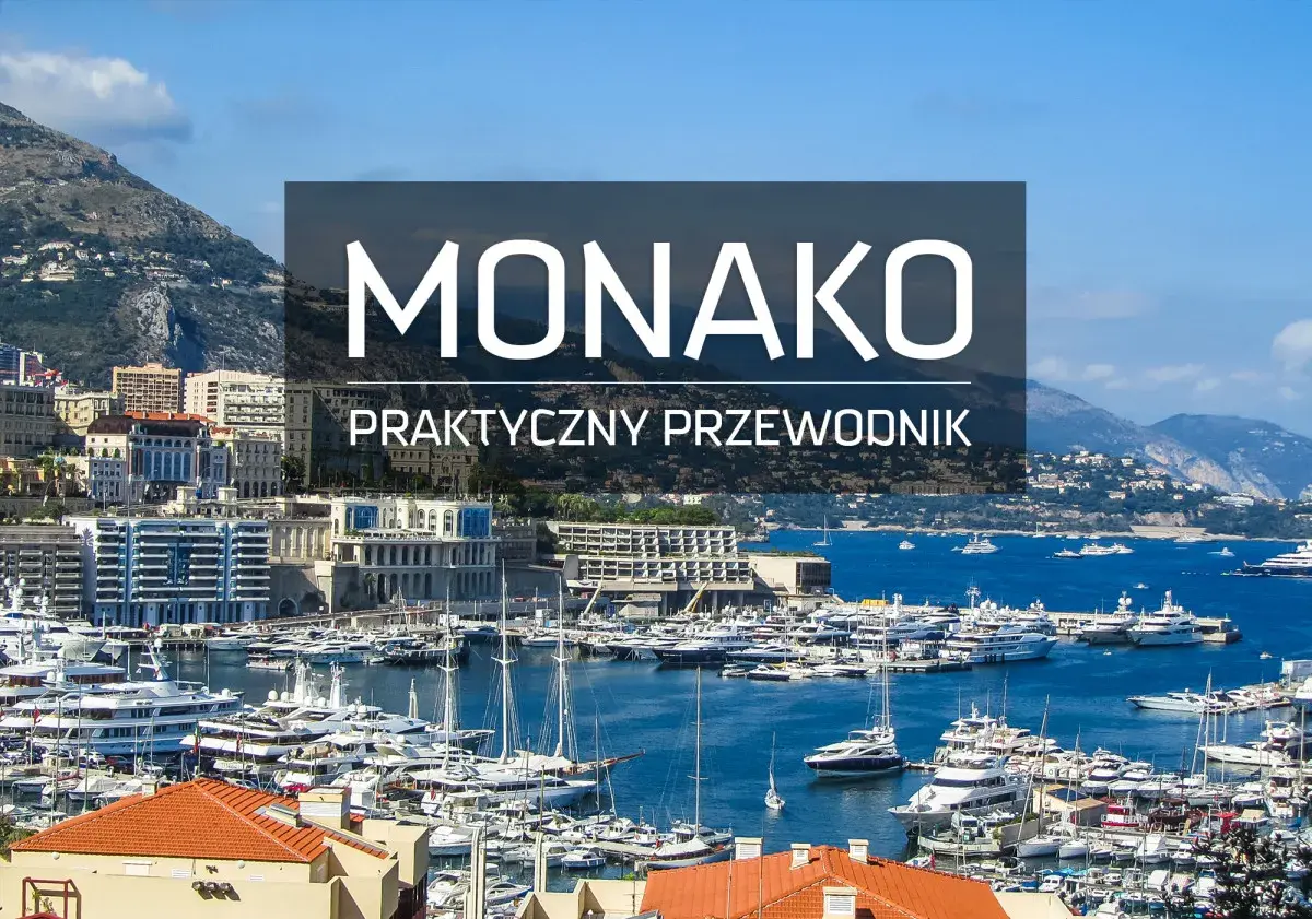 Widok na port w Monako z licznymi jachtami i budynkami na tle wzgórz.