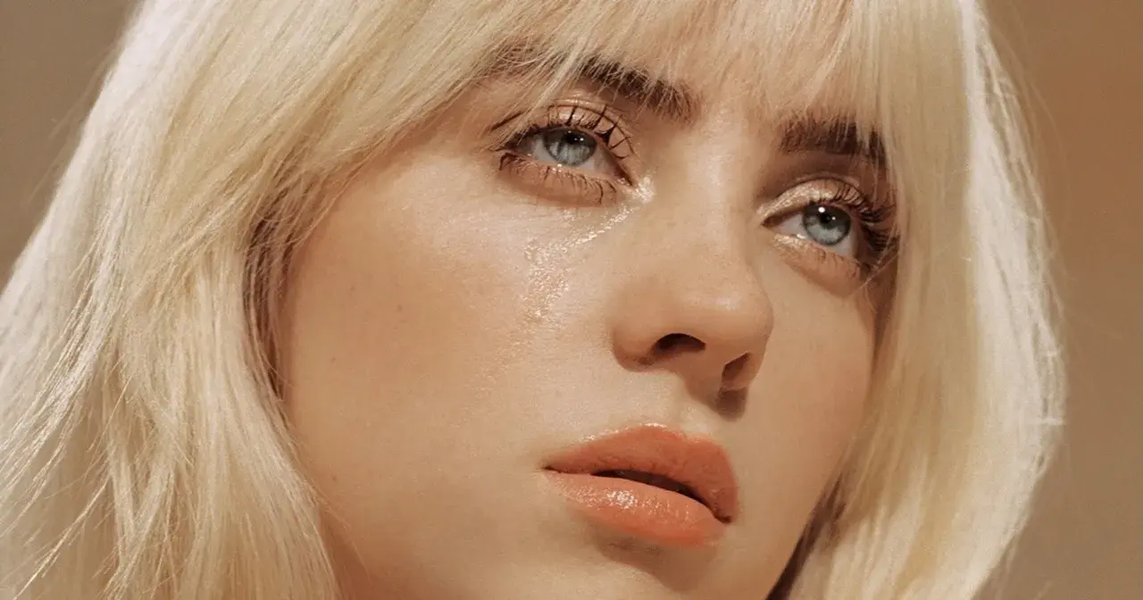 Billie Eilish, z niebieskimi oczami i blond włosami, w kadrze z jej piosenki "Therefore I Am".