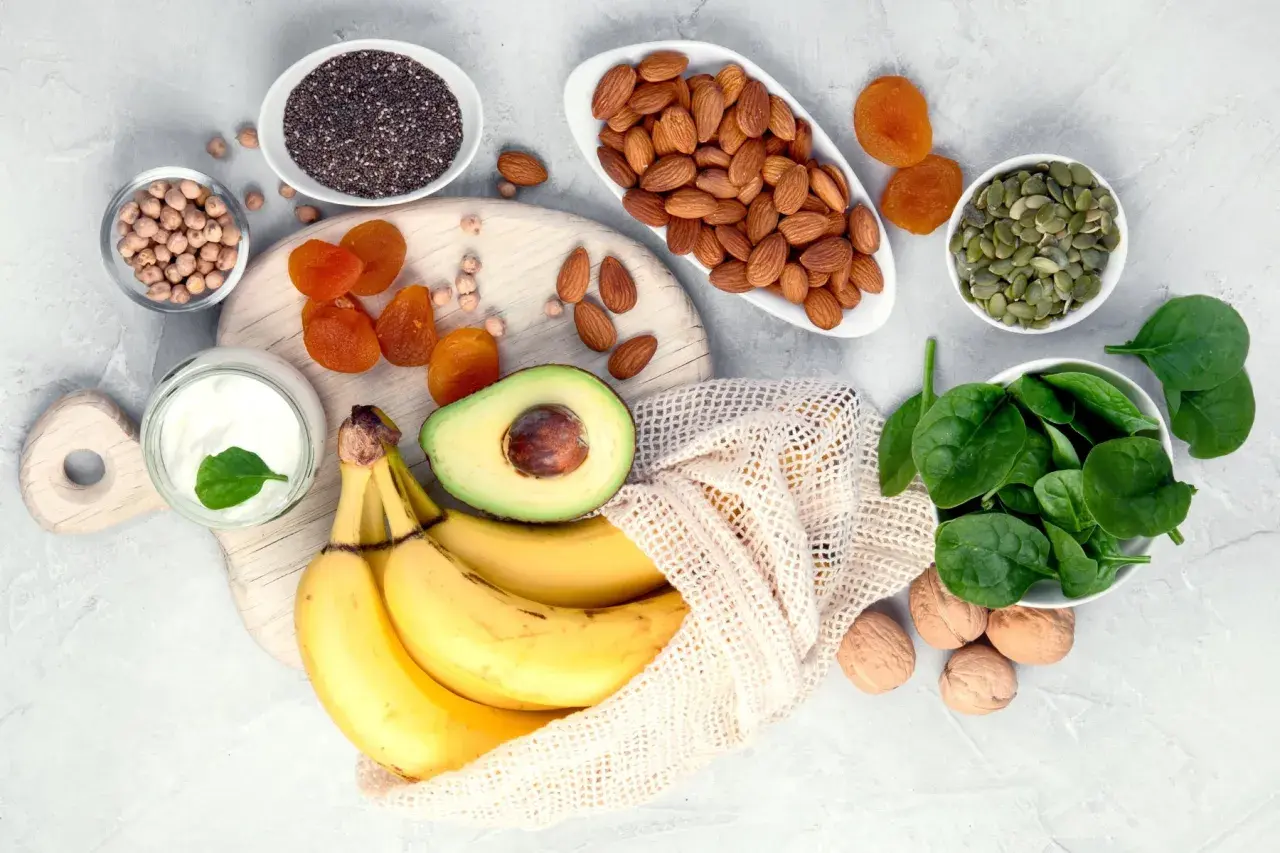 Bananen, Avocado, Spinat, Mandeln, Kürbiskerne, Chiasamen, getrocknete Aprikosen, Kichererbsen und Joghurt. Diese Lebensmittel helfen gegen einen **Manganmangel**.