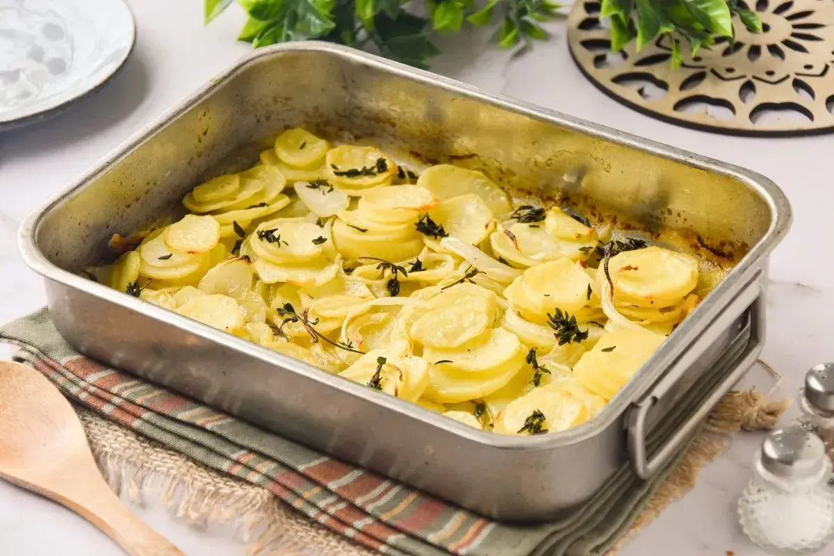 Patatas panaderas al horno recién hechas, doradas y tiernas, con hierbas aromáticas.