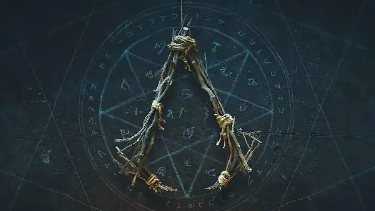 Wróżby i symbole na tle, wiszący amulet z gałązek. Zapowiedź Assassin's Creed Hexe.